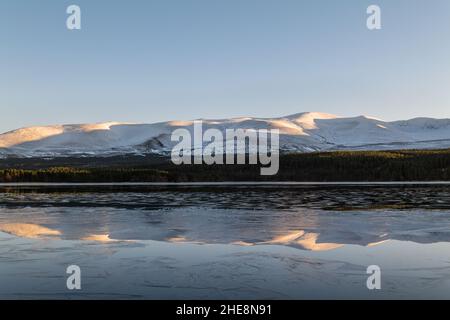 AVIEMORE, HIGHLANDS, ROYAUME-UNI.9th janvier 2022.C'est les Cairngorms avec la neige qui se reflète sur le Loch Morlich avec la formation de glace à Aviemore, Highlands, Écosse, le dimanche 9 janvier 2022.Credit: JASPERIMAGE / Alamy Live News Banque D'Images