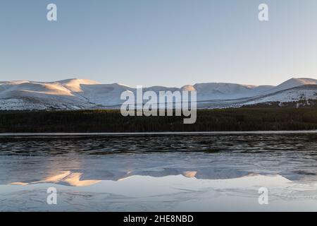 AVIEMORE, HIGHLANDS, ROYAUME-UNI.9th janvier 2022.C'est les Cairngorms avec la neige qui se reflète sur le Loch Morlich avec la formation de glace à Aviemore, Highlands, Écosse, le dimanche 9 janvier 2022.Credit: JASPERIMAGE / Alamy Live News Banque D'Images