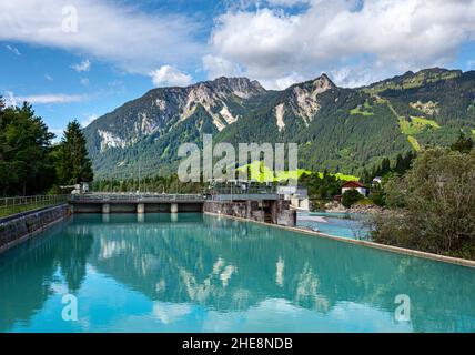 Petit réservoir sur la rivière Lech dans la ville de Reutte, Tyrol Banque D'Images