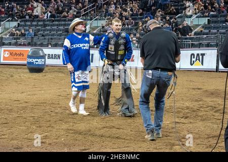 New York, États-Unis.07th janvier 2022.Mason Taylor manèges Catfish pendant le Professional Bull Riders 2022 déchaînez l'événement Beast au Madison Square Garden à New York.Crédit : SOPA Images Limited/Alamy Live News Banque D'Images