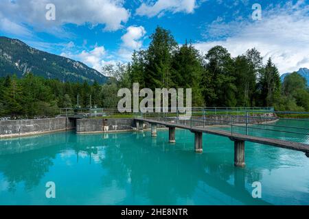 Petit réservoir sur la rivière Lech dans la ville de Reutte, Tyrol Banque D'Images