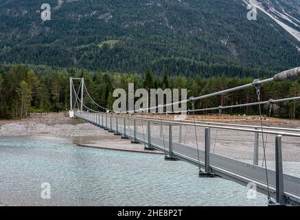 Pont suspendu au-dessus de Lech près de Reutte, Tyrol Banque D'Images