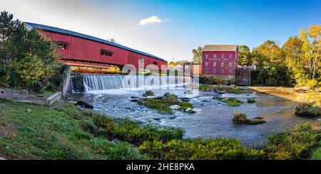 Bridgeton, IN - 26 octobre 2021 : le moulin de Bridgeton et le pont couvert sont des structures historiques dans le comté de Parke, Indiana. Banque D'Images