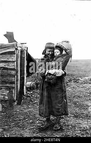 Ellen Sara, herder sami de renne, tenant sa petite sœur Berit, Alaska, vers 1906 (AL+CA 57). Banque D'Images