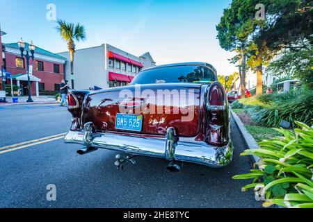 Fernandina Beach, FL - le 18 octobre 2014 : vue arrière à grand angle à faible perspective d'un BelAir 1955 de Chevrolet lors d'un spectacle de voitures classique à Fernandina Beach, FL Banque D'Images
