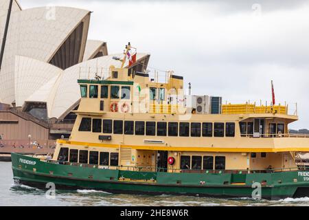 Le ferry de Sydney nommé Friendship, un premier ferry de classe flotte, s'approche du bâtiment de l'Opéra de Sydney, dans le port de Sydney, en Nouvelle-Galles du Sud, en Australie Banque D'Images