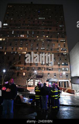 New York, États-Unis.09th janvier 2022.Les pompiers de NYPD restent et travaillent sur les lieux après qu'un incendie de cinq alarmes a éclaté dans un bâtiment du Bronx de 19 étages à New York le dimanche 9 janvier 2022.Au moins 19 personnes sont mortes, dont 9 enfants, dans la pire catastrophe de feu de New York depuis plus de 30 ans.Photo de Louis Lanzano/UPI crédit: UPI/Alay Live News Banque D'Images