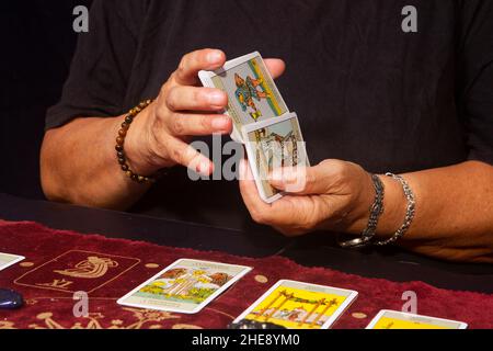 Deck de tarot mystique occulte et de vieilles cartes de tarot sur la table pour un rituel païen magique lecture de destin psychique - concept de surnaturel, sorcellerie, Banque D'Images