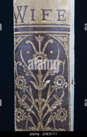 La colonne vertébrale d'un livre de style rétro avec le mot « femme » et un motif floral. Banque D'Images