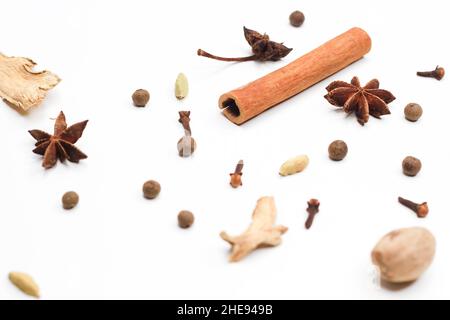 Ensemble de vin chaud.Un ensemble d'épices pour le vin chaud sur fond blanc. Banque D'Images