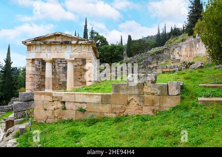 Vue sur la montagne et les ruines de l'ancien site oracle de Delphes, Grèce, avec le Trésor athénien en premier plan. Banque D'Images