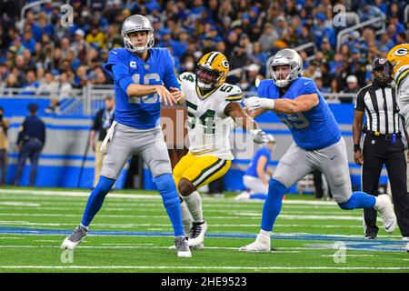 Detroit, États-Unis..09th janvier 2022.DETROIT, MICHIGAN - 9 JANVIER :Detroit Lions QB Jared Goff (16) se débarrasse d'une passe avant que le nez de Green Bay Packers Alim McNeill puisse entrer en contact pendant le match NFL entre Green Bay Packers et Detroit Lions le 9 janvier 2022 à Ford Field à Detroit, MI (photo d'Allan Dranberg/CSM) Credit:CAL Sport Media/Alamy Live News Banque D'Images