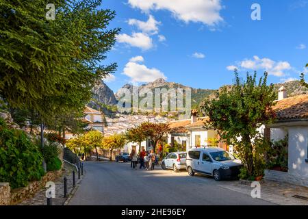 La rue principale dans Grazalema, Espagne, un des villages blancs dans la province de Cadix dans la communauté autonome d'Andalousie, Espagne Banque D'Images