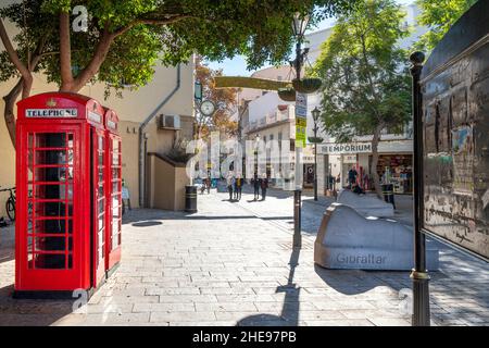 Un stand téléphonique britannique rouge typique à l'entrée de la vieille ville de Gibraltar, un territoire britannique au sud de l'Espagne. Banque D'Images