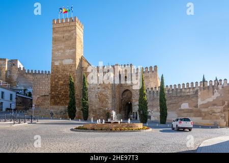 L'Alcazar de la Puerta de Sevilla château fort mauresque à Carmona, Espagne. Banque D'Images