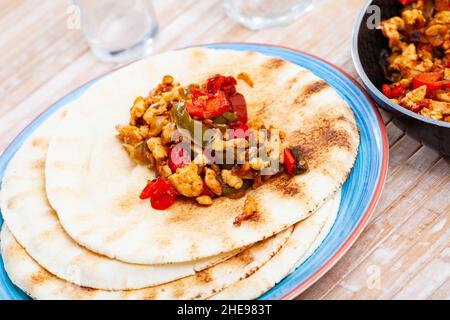 Fajitas maison avec poulet et légumes servis avec des tortillas Banque D'Images