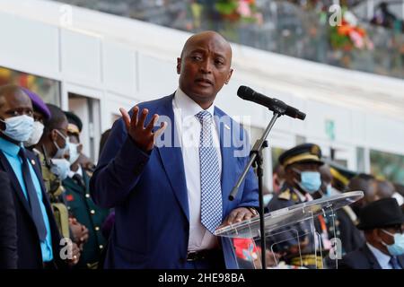 Yaoundé, Cameroun.9th janvier 2022.Le président de la Confédération africaine de football (CAF), Patrice Motsepe, prend la parole lors de la cérémonie d'ouverture de la coupe d'Afrique des Nations au stade Olembe de Yaoundé, au Cameroun, le 9 janvier 2022.Credit: Keppeu/Xinhua/Alay Live News Banque D'Images