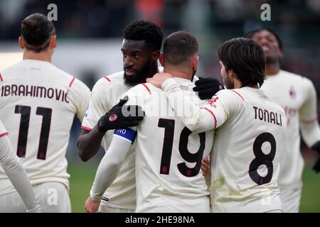 Venise, Italie.9th janvier 2022.Theo Hernandez (C) d'AC Milan célèbre son but avec ses coéquipiers lors d'un match de football entre AC Milan et Venezia à Venise, Italie, le 9 janvier 2022.Credit: STR/Xinhua/Alay Live News Banque D'Images