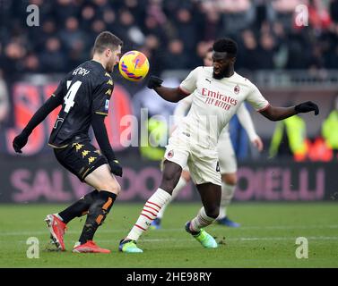 Venise, Italie.9th janvier 2022.Tiemoue Bakayoko (R) d'AC Milan vie avec Thomas Henry de Venise lors de leur match de football Serie A à Venise, Italie, le 9 janvier 2022.Credit: STR/Xinhua/Alay Live News Banque D'Images