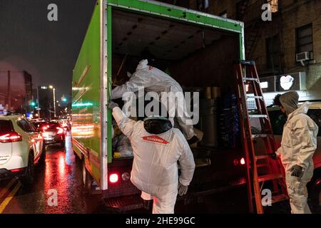 Les employés de ServPro Fire et de la compagnie de nettoyage de l'eau se préparent à travailler dans le bâtiment où un incendie mortel causé par un appareil de chauffage de l'espace défectueux a coûté la vie à 19 personnes dont 9 enfants dans le Bronx à New York le 9 janvier 2022.Le feu a commencé dans la chambre de l'appartement de 3rd étages et quand les résidents ont quitté leur place avec la porte ouverte rapidement s'étendre tout au 13th étage avec la fumée mortelle.Au moins 63 personnes ont été blessées et sont traitées dans des hôpitaux locaux.Tous les résidents du bâtiment ont été évacués et ont reçu de l'aide de la Croix-Rouge.(Photo de Lev Radin/Sipa USA) Banque D'Images