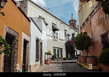 Le Temple de la Congrégation de notre-Dame de Guadalupe culmine au-dessus d'une rue coloniale tranquille dans le quartier historique de Santiago de Queretaro, État de Queretaro, Mexique. Banque D'Images