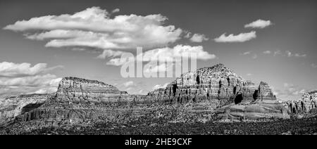 États-Unis, Arizona, Sedona, vue panoramique de la chapelle des Twin Buttes et des Nuns (BW) Banque D'Images