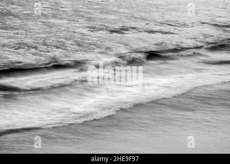États-Unis, Californie, la Jolla, vagues douces qui se lancerent sur le rivage au coucher du soleil, n° 1 (BW) Banque D'Images