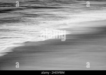 États-Unis, Californie, la Jolla, vagues douces qui se lancerent sur le rivage au coucher du soleil, n° 2 (BW) Banque D'Images