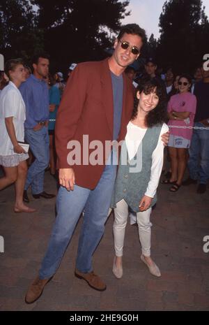 Bob Saget et sa femme Sherri Kramer assistent à une soirée au Net Benefit le 2 août 1993 au UCLA tennis Centre de Westwood, en Californie.Crédit: Ralph Dominguez/MediaPunchBob Saget Circa années 80 crédit: Ralph Dominguez/MediaPunch Banque D'Images