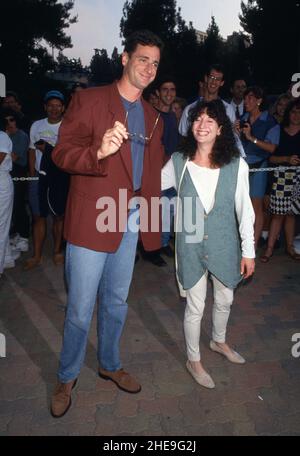 Bob Saget et sa femme Sherri Kramer assistent à une soirée au Net Benefit le 2 août 1993 au UCLA tennis Centre de Westwood, en Californie.Crédit: Ralph Dominguez/MediaPunchBob Saget Circa années 80 crédit: Ralph Dominguez/MediaPunch Banque D'Images