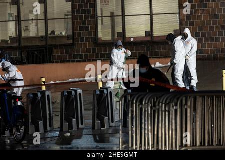 Bronx, États-Unis.09th janvier 2022.Les employés de ServPro Fire et de la compagnie de nettoyage d'eau nettoient le bâtiment où un incendie mortel causé par un radiateur d'espace défectueux a coûté la vie à 19 personnes, dont 9 enfants dans le Bronx.Le feu a commencé dans la chambre de l'appartement de 3rd étages et quand les résidents ont quitté leur place avec la porte ouverte rapidement s'étendre tout au 13th étage avec la fumée mortelle.Au moins 63 personnes ont été blessées et sont traitées dans des hôpitaux locaux.Tous les résidents du bâtiment ont été évacués et ont reçu de l'aide de la Croix-Rouge.Crédit : Pacific Press Media production Corp./Alay Live News Banque D'Images