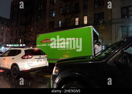 Bronx, États-Unis.09th janvier 2022.Les employés de ServPro Fire et de la compagnie de nettoyage de l'eau se préparent à travailler dans le bâtiment où un incendie mortel causé par un appareil de chauffage de l'espace défectueux a coûté la vie à 19 personnes, dont 9 enfants dans le Bronx.Le feu a commencé dans la chambre de l'appartement de 3rd étages et quand les résidents ont quitté leur place avec la porte ouverte rapidement s'étendre tout au 13th étage avec la fumée mortelle.Au moins 63 personnes ont été blessées et sont traitées dans des hôpitaux locaux.Tous les résidents du bâtiment ont été évacués et ont reçu de l'aide de la Croix-Rouge.Crédit : Pacific Press Media production Corp./Alay Li Banque D'Images