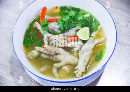 soupe aigre et épicée aux pieds de poulet, bol à soupe aux pieds de poulet Banque D'Images