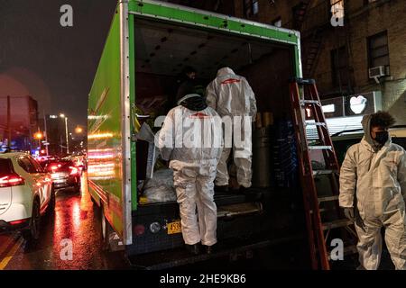 New York, New York, États-Unis.9th janvier 2022.Les employés de ServPro Fire et de la compagnie de nettoyage de l'eau se préparent à travailler dans le bâtiment où un incendie mortel causé par un appareil de chauffage de l'espace défectueux a coûté la vie à 19 personnes, dont 9 enfants dans le Bronx.Le feu a commencé dans la chambre de l'appartement de 3rd étages et quand les résidents ont quitté leur place avec la porte ouverte rapidement s'étendre tout au 13th étage avec la fumée mortelle.Au moins 63 personnes ont été blessées et sont traitées dans des hôpitaux locaux.Tous les résidents du bâtiment ont été évacués et ont reçu de l'aide de la Croix-Rouge.(Image de crédit: © Lev Radin/Pacific Pres crédit: ZUM Banque D'Images