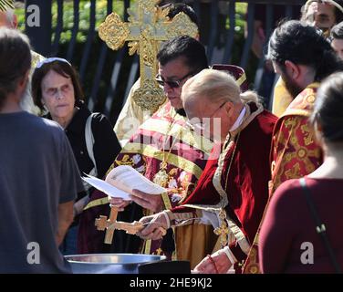 Orlando, États-Unis.09th janvier 2022.FR.John Hamatie récite une prière lors de la célébration annuelle de la plongée transversale Epiphanie qui a eu lieu à l'église orthodoxe de Saint-George, au centre-ville d'Orlando.La célébration honore le baptême de Jésus-Christ et il est dit que la personne qui récupère la croix recevra la bonne chance pour le reste de l'année.Crédit : SOPA Images Limited/Alamy Live News Banque D'Images