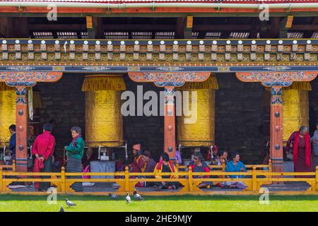 Pèlerins aux roues de prière au National Memorial Chorten, Thimphu, Bhoutan Banque D'Images