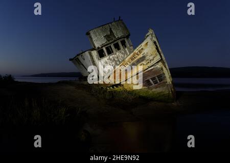 L'épave de S.S. point Reyes s'est illuminée à l'heure bleue.Inverness, point Reyes National Seashore, Californie, États-Unis. Banque D'Images