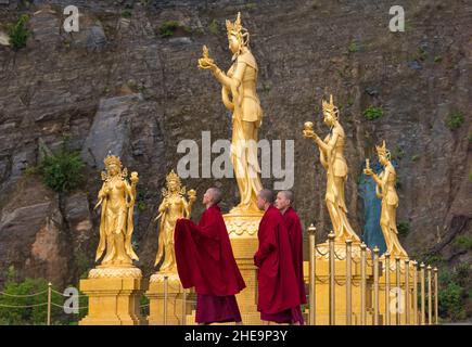 Monk regardant des statues au Grand Bouddha Dordenma, Thimphu, Bhoutan Banque D'Images