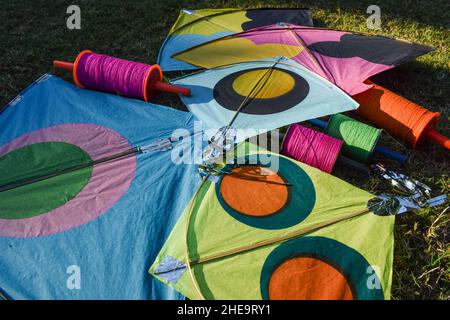 Sankranti kites patang vol à l'extérieur.Cerfs-volants colorés pendant le festival de cerf-volant.Fête du Makar sankranti.Cerfs-volants au sol Banque D'Images