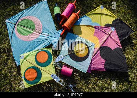 Sankranti kites patang vol à l'extérieur.Cerfs-volants colorés pendant le festival de cerf-volant.Fête du Makar sankranti.Cerfs-volants au sol Banque D'Images