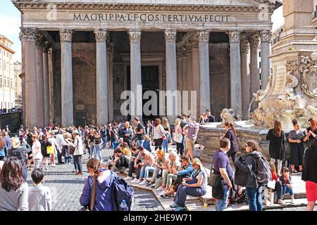 La foule se trouve sur la Piazza della Rotonda, à l'extérieur du Panthéon, à Rome, en Italie Banque D'Images