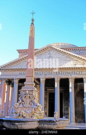 Fontana del Pantheon sur la Piazza della Rotonda devant le Panthéon à Rome, Italie Banque D'Images