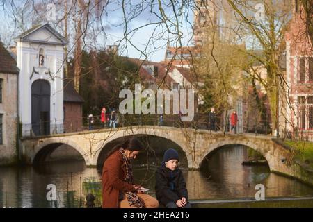 Mère et son jeune fils font une pause et s'asseyant dans le centre-ville de Bruges Banque D'Images