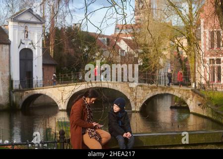 Mère et son jeune fils font une pause et s'asseyant dans le centre-ville de Bruges Banque D'Images