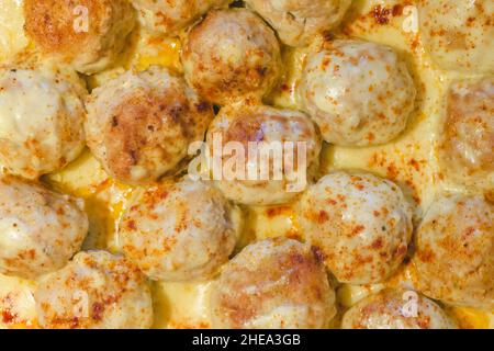 Boulettes de viande suédoises dans une recette de sauce blanche crémeuse.Les boulettes de viande sont rapprochées de la poêle Banque D'Images