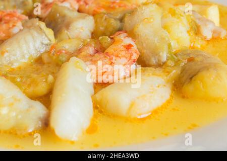 Gros plan de certains ingrédients de la casserole de fruits de mer sur une assiette blanche.Cuisine traditionnelle. Banque D'Images