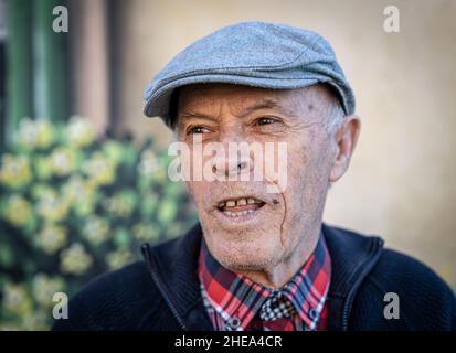Bon portrait d'homme senior à l'extérieur dans le parc, photo de haute qualité Banque D'Images