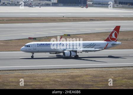 ISTANBUL, TURQUIE - 14 AOÛT 2021 : Turkish Airlines Airbus 321-231 (CN 5633) débarquant à l'aéroport d'Istanbul. Banque D'Images