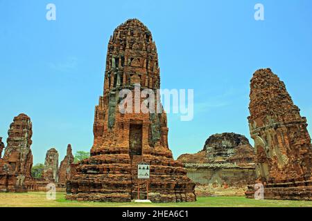 Style khmer ruines de Prang Wat Mahathe dans le parc historique d'Ayutthaya, Thaïlande Banque D'Images