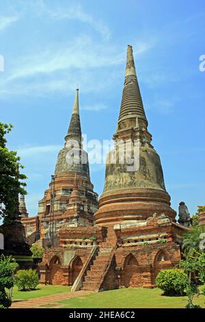 Stupas dans le monastère de Wat Yai Chai Mongkol à Ayuttaya, Thaïlande Banque D'Images